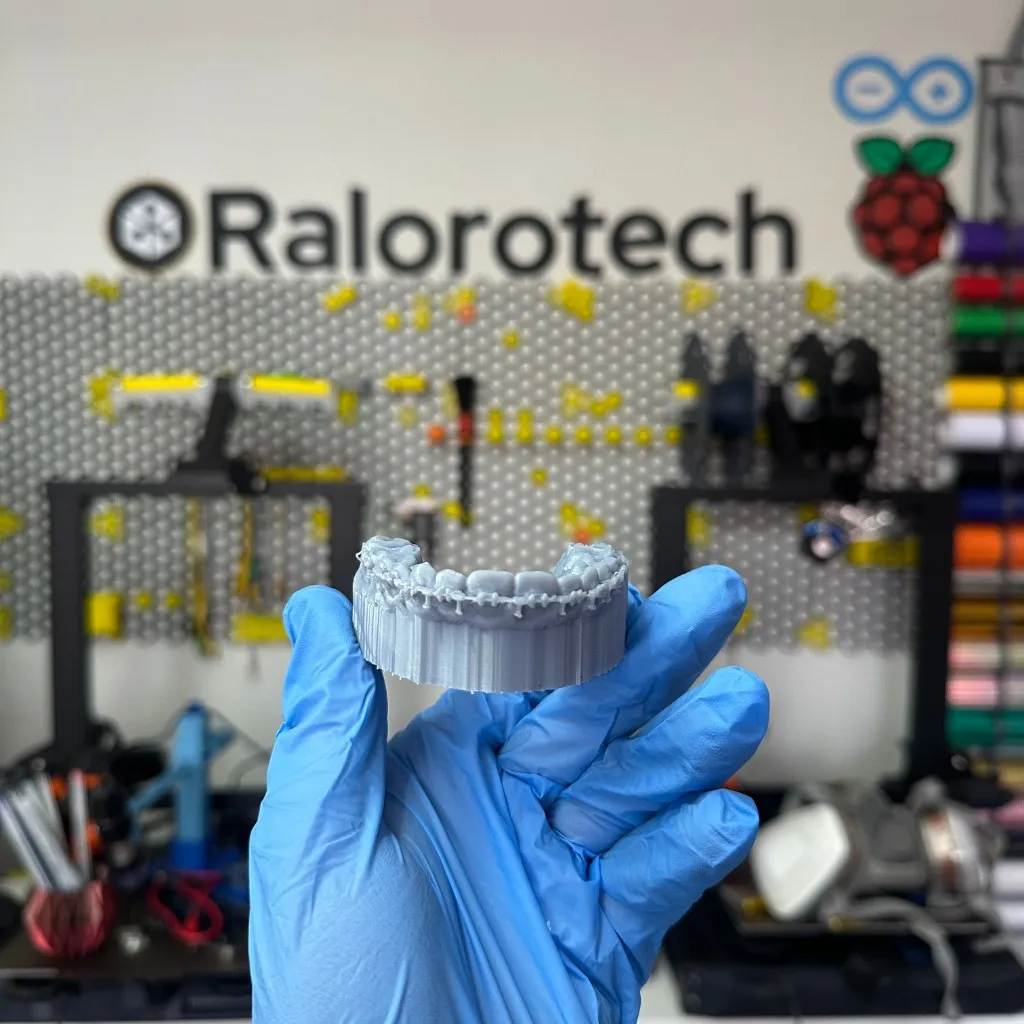 Arco inferior dental impreso en resina en taller Ralorotech, con soportes antes del postproceso