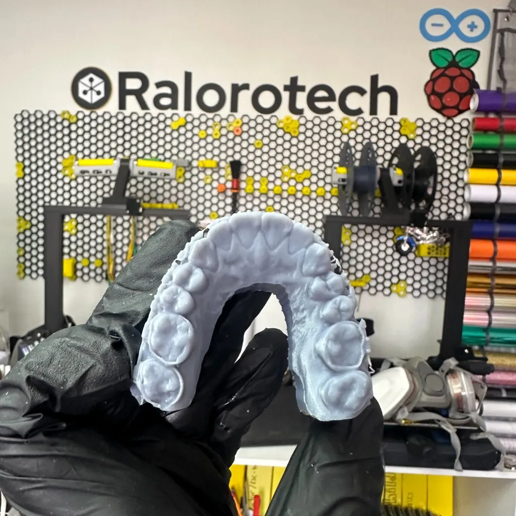 Arco superior dental en resina, vista oclusal, en el taller Ralorotech
