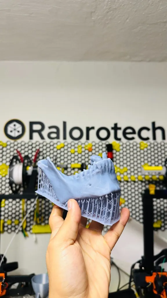 Mandíbula humana impresa en resina con estructuras de soporte, en laboratorio Ralorotech
