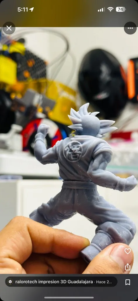 Miniatura de personaje impresa en resina gris — detalle y acabado de colección