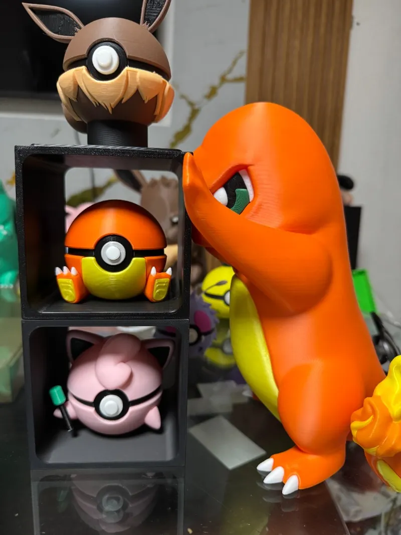 Figura de Charmander multicolor impresas en 3D; ejemplo de acabado y color en pieza decorativa