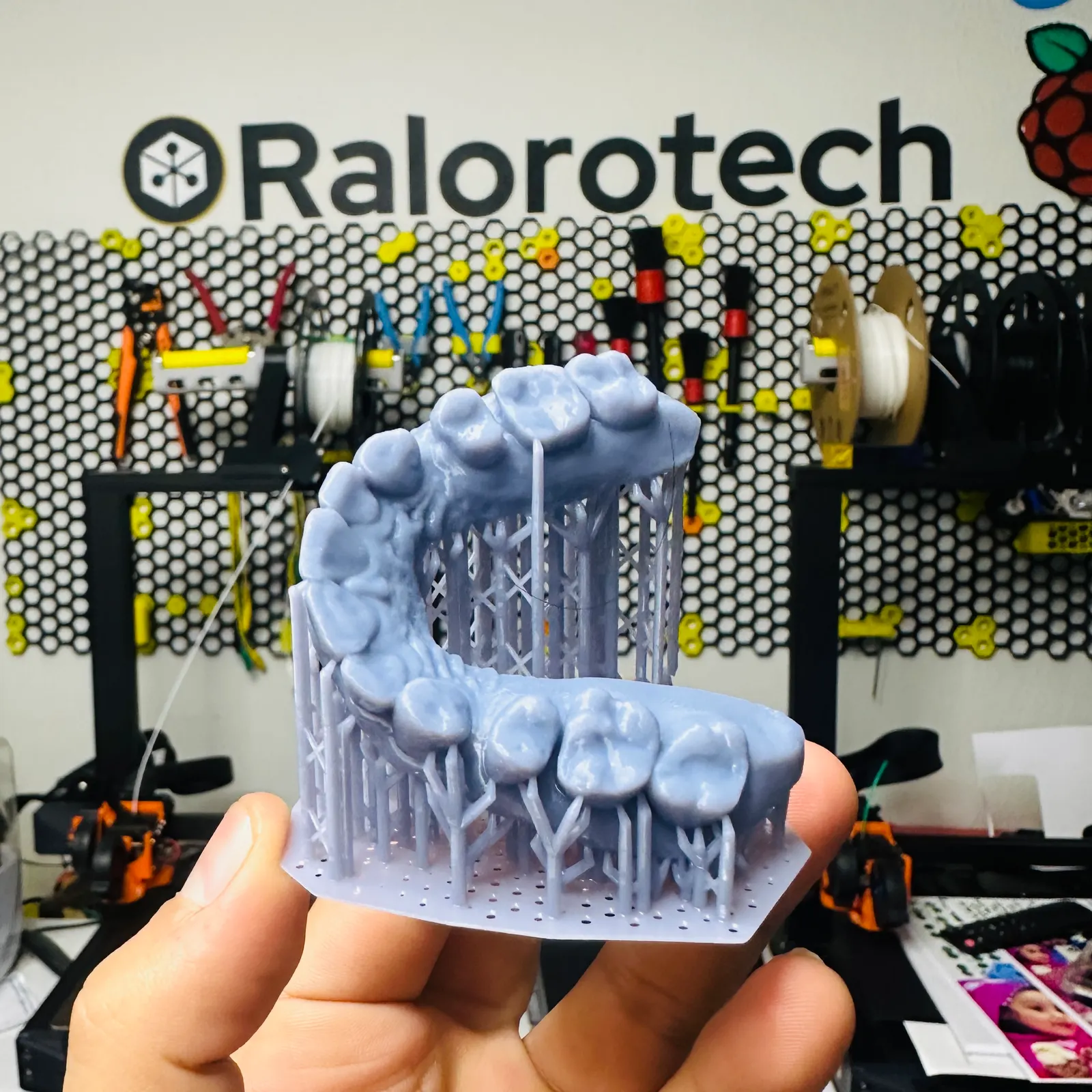 Modelo de resina impreso en 3D para explicar acabados y aplicaciones de resina