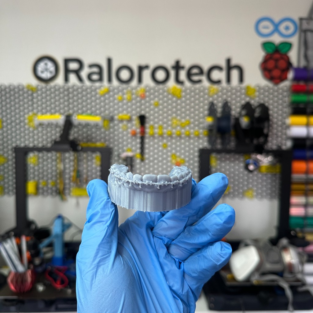 Arco inferior dental impreso en resina en taller Ralorotech, con soportes antes del postproceso