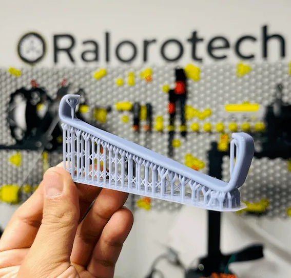 Pieza en resina con soportes de impresión SLA, sostenida en el taller Ralorotech, Guadalajara.